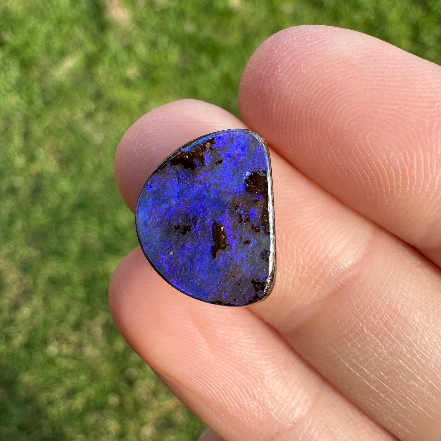 5.84 Ct purple boulder opal
