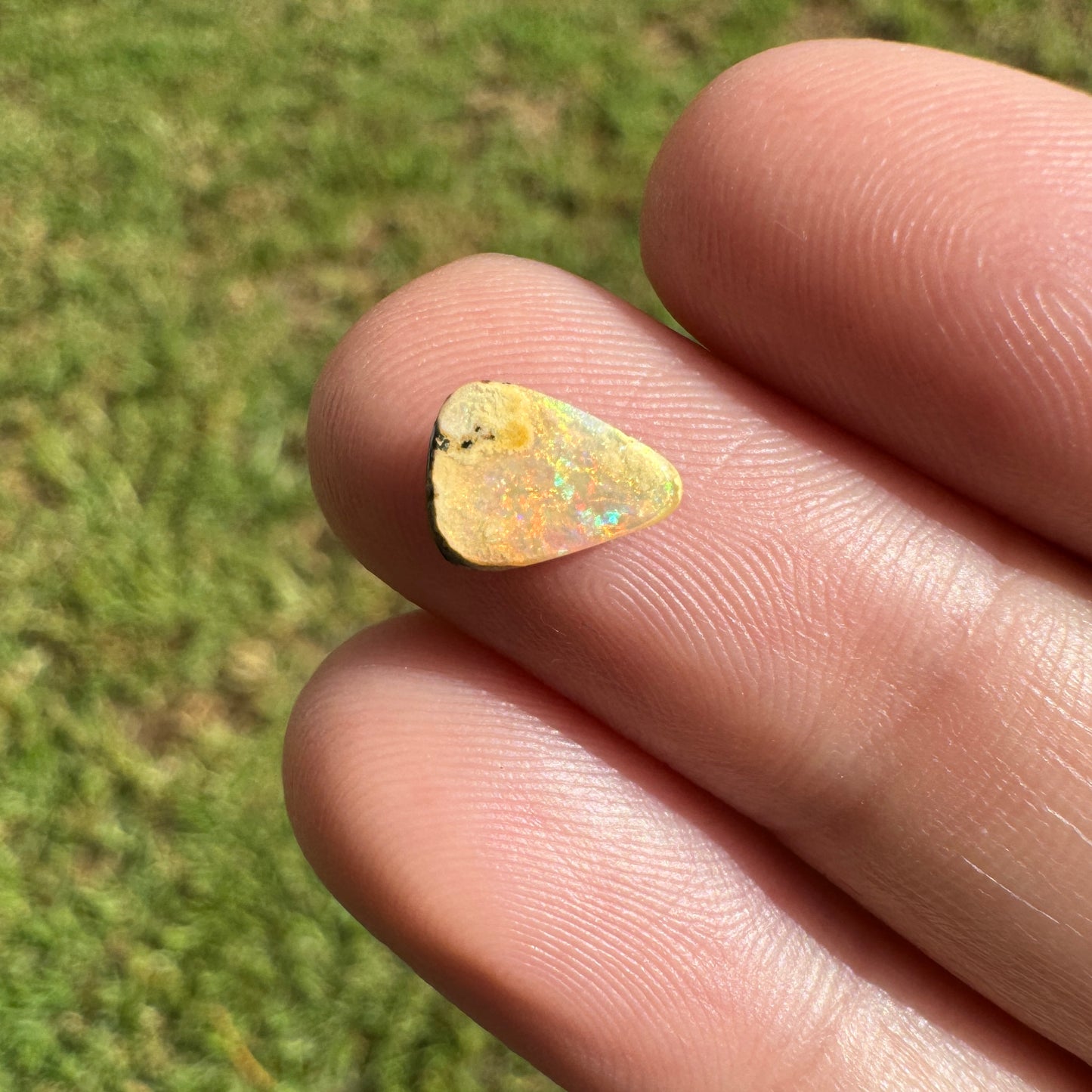 0.85 Ct extra small boulder opal