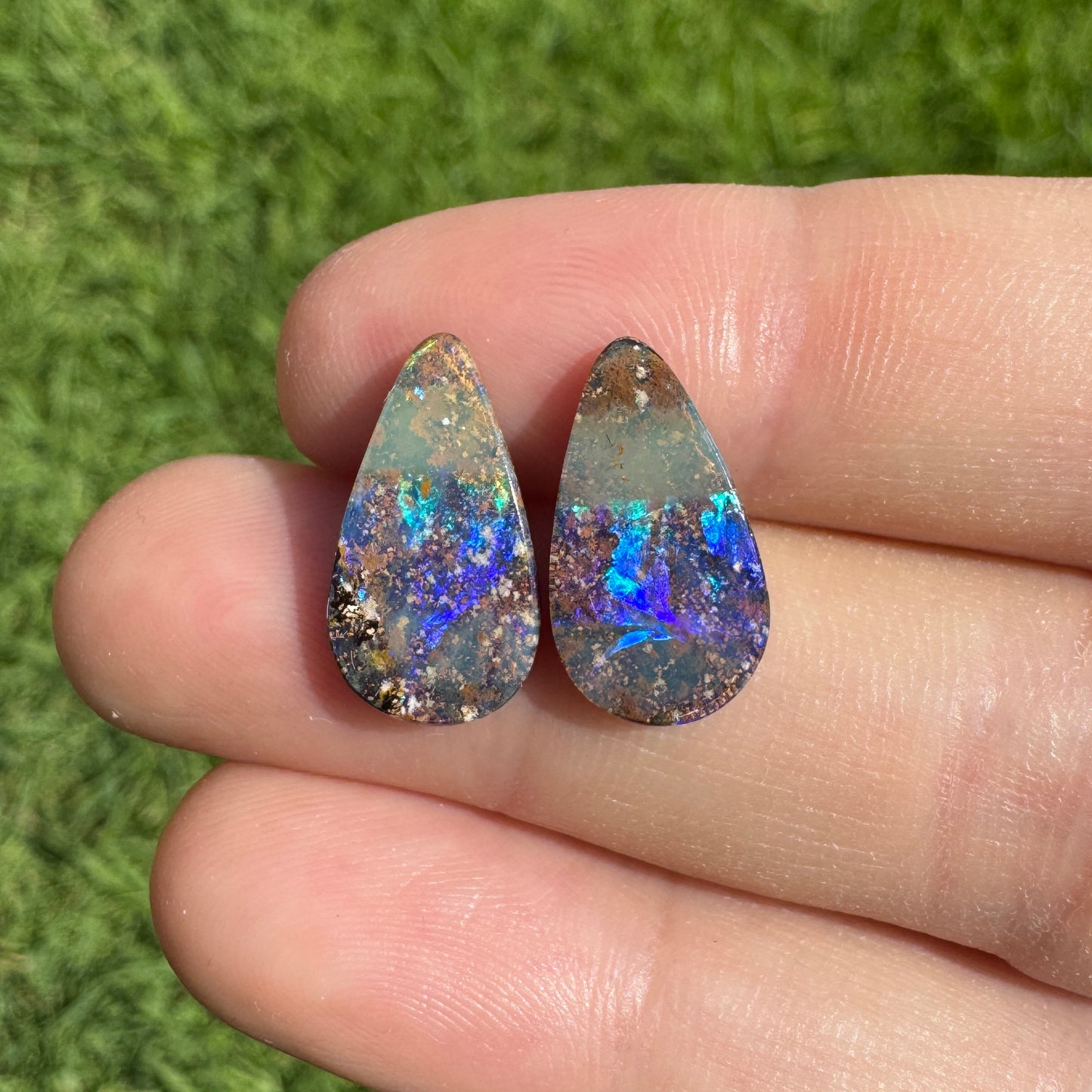 4.47 Ct teardrop boulder opals