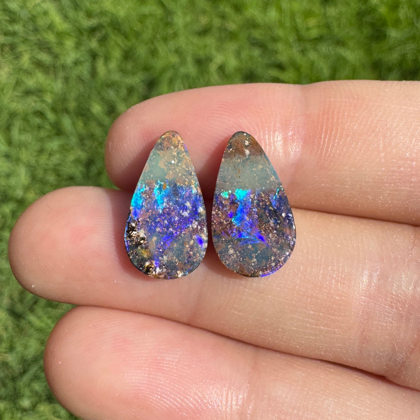 4.47 Ct teardrop boulder opals