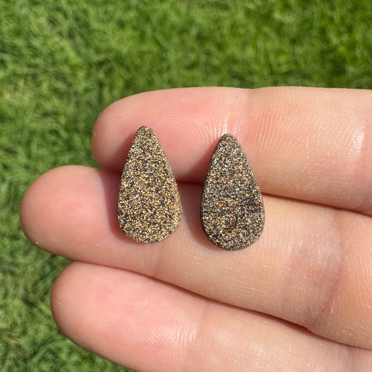 4.47 Ct teardrop boulder opals