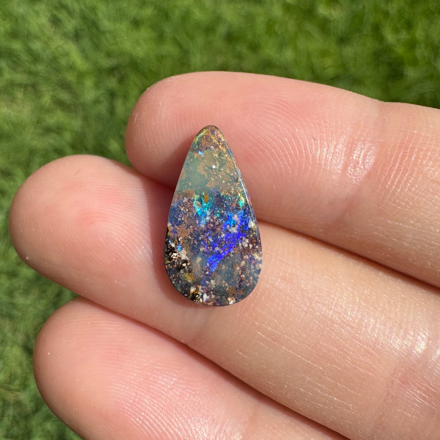 4.47 Ct teardrop boulder opals