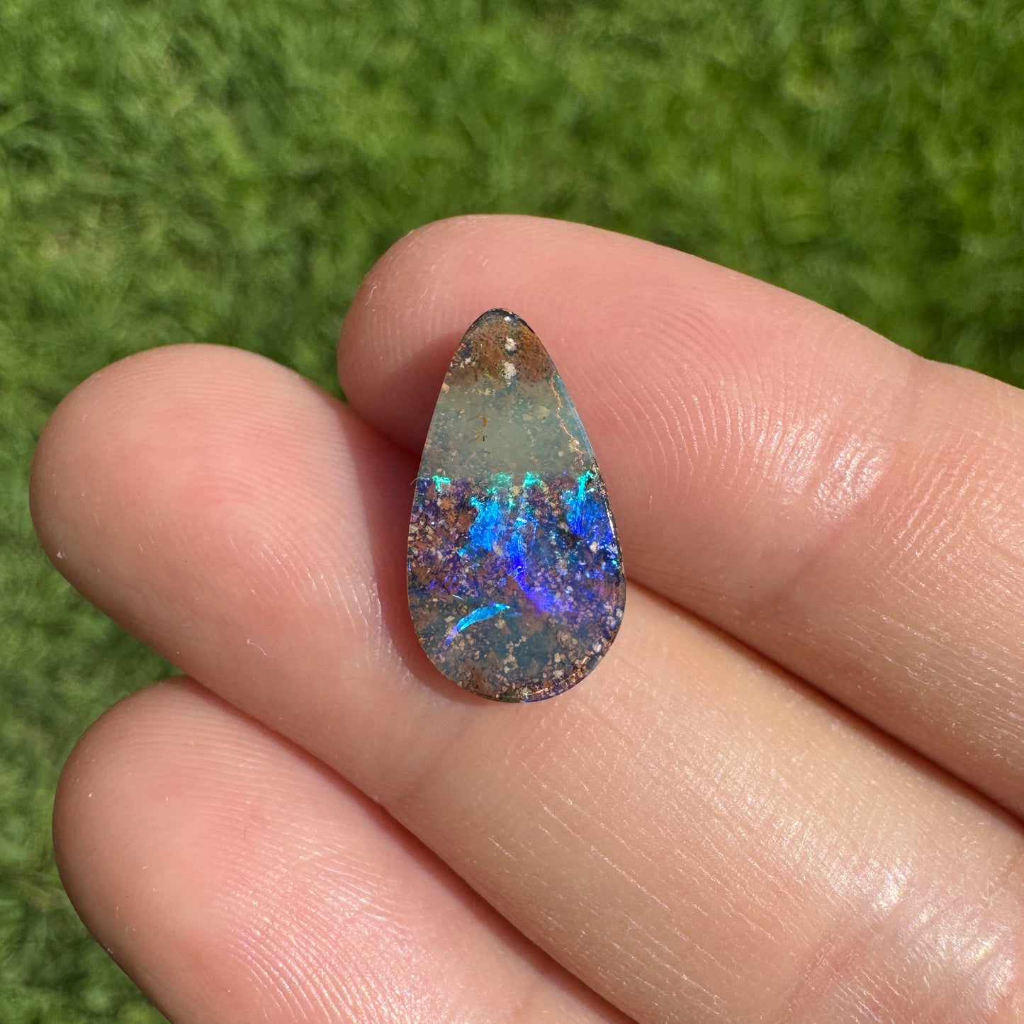 4.47 Ct teardrop boulder opals