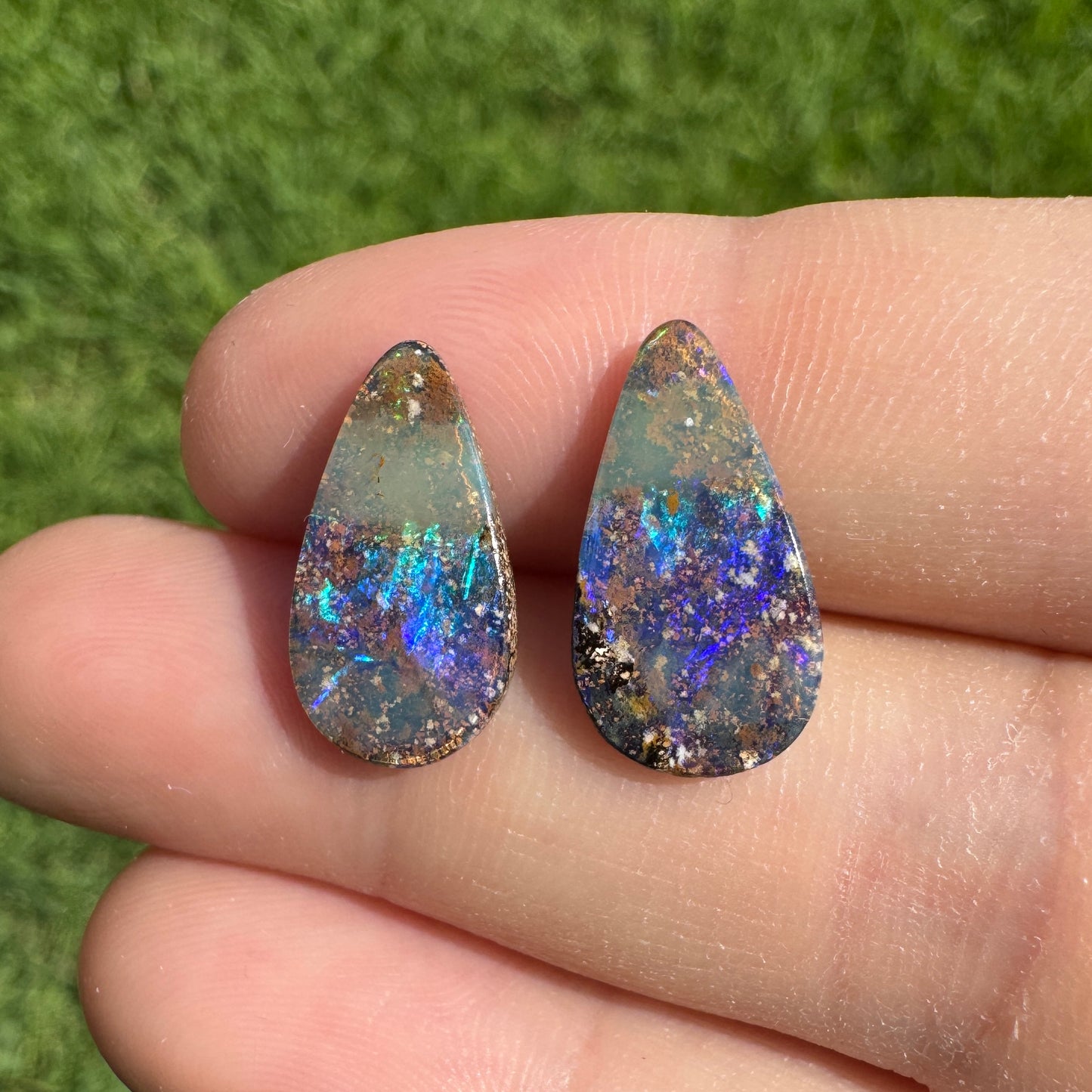4.47 Ct teardrop boulder opals