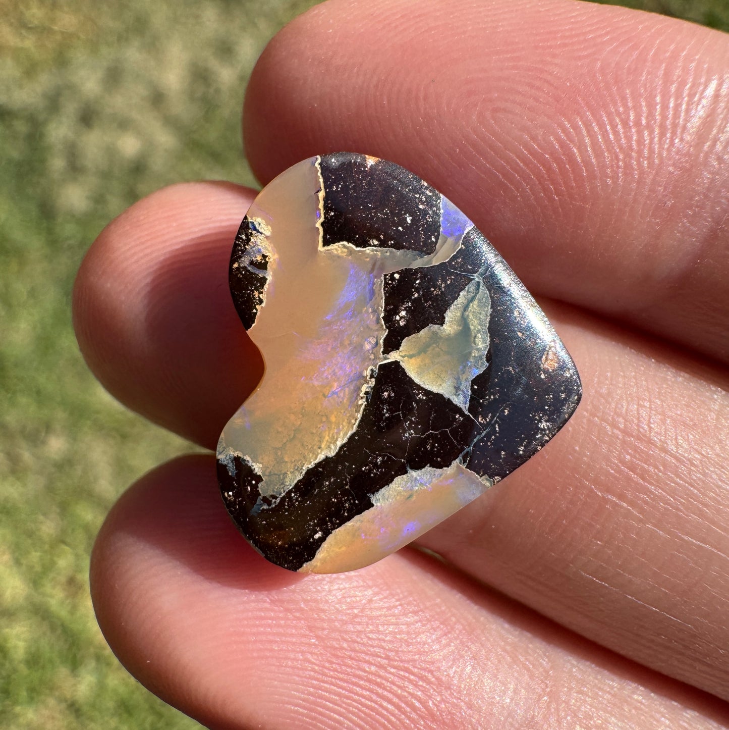 7.73 Ct heart boulder opal