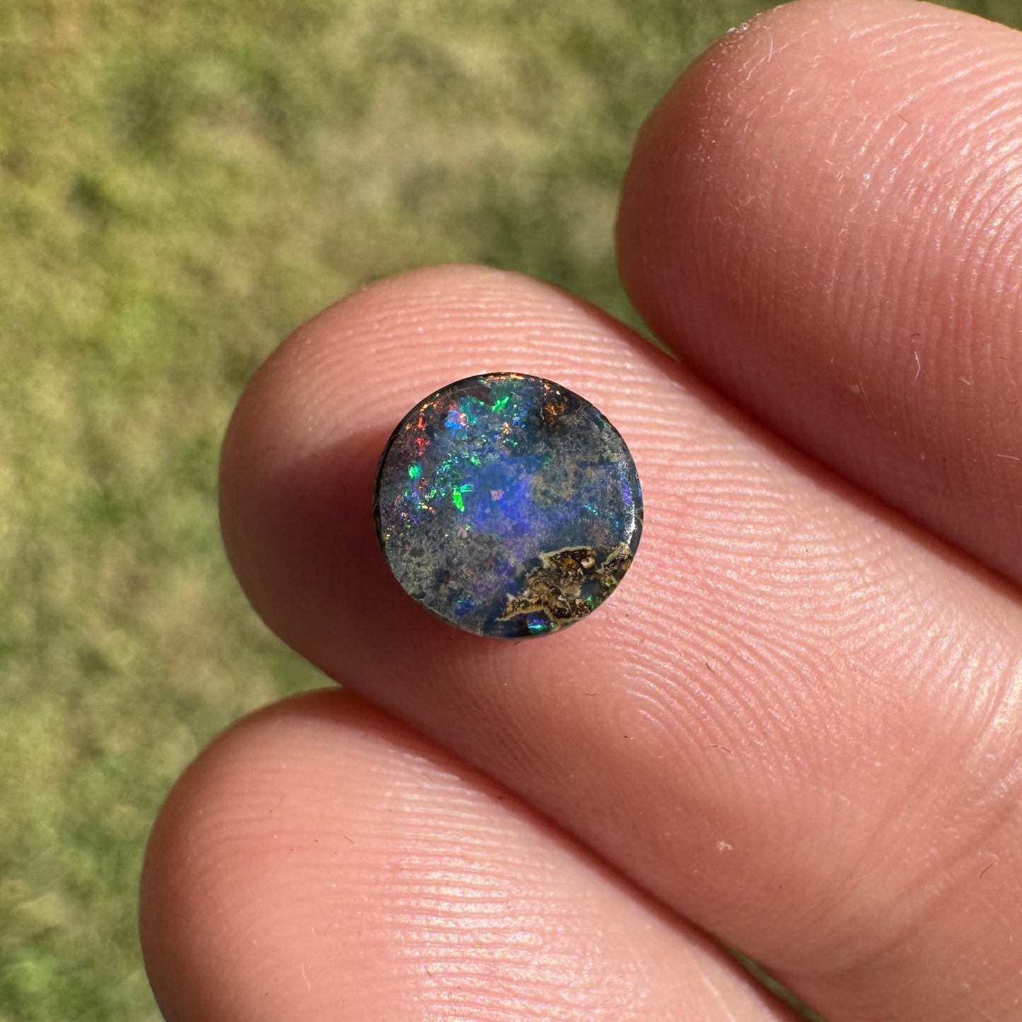 1.08 Ct small circle boulder opal