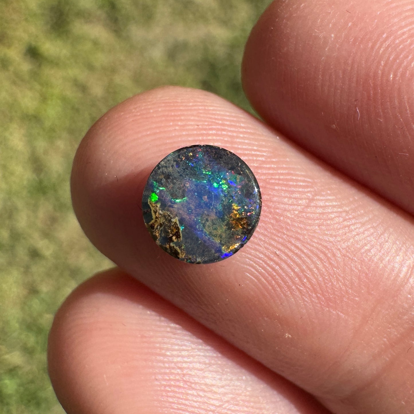 1.08 Ct small circle boulder opal