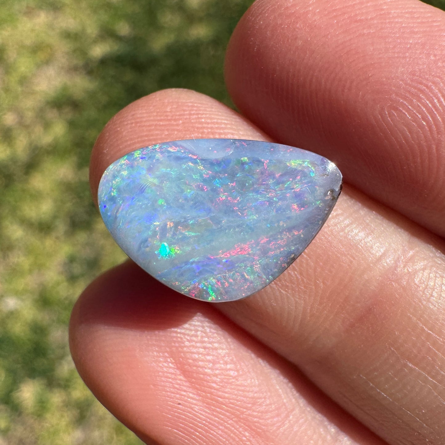 4.76 Ct  lilac-hued rainbow boulder opal