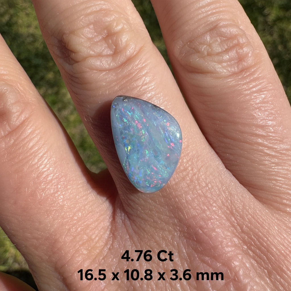 4.76 Ct  lilac-hued rainbow boulder opal