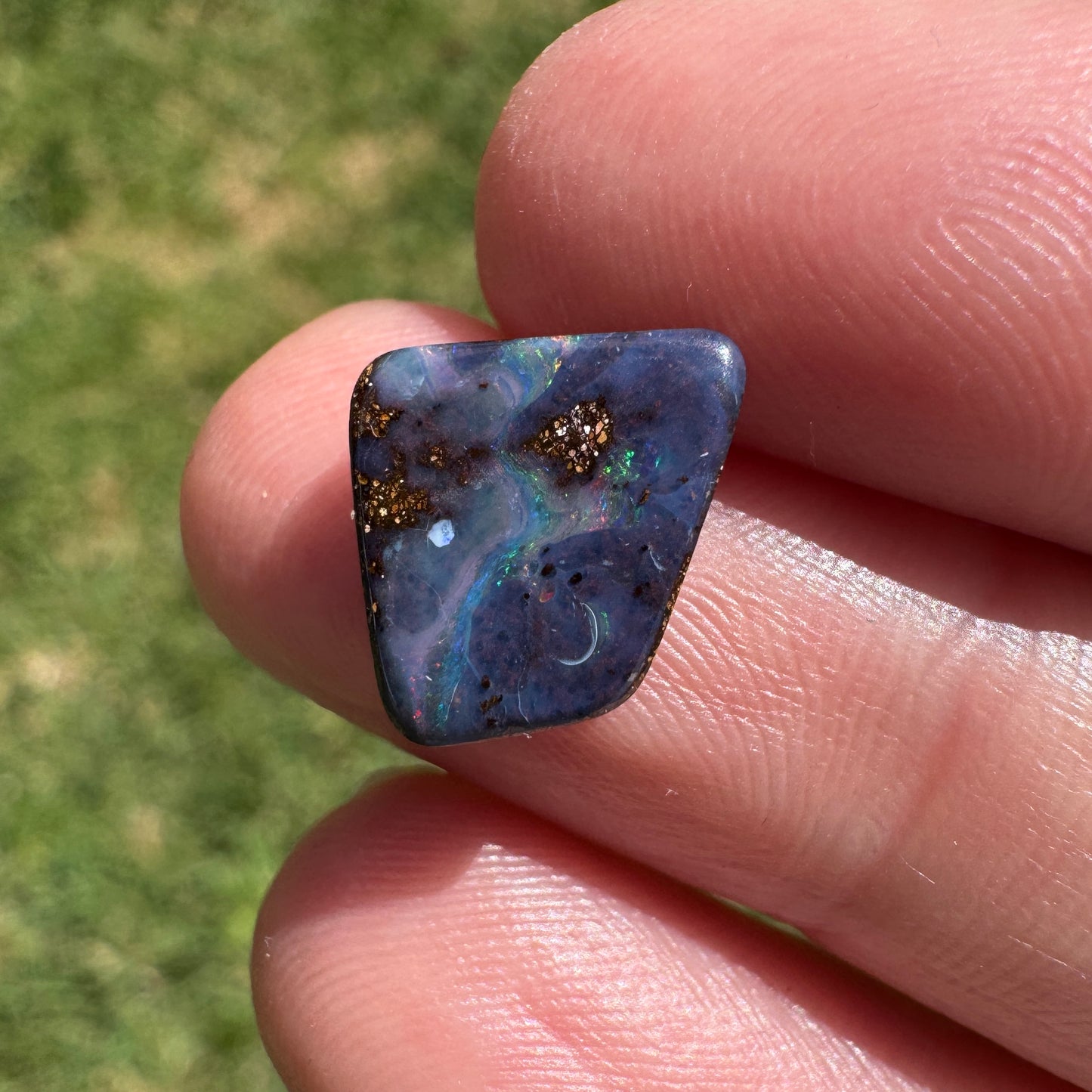 3.28 Ct small boulder opal
